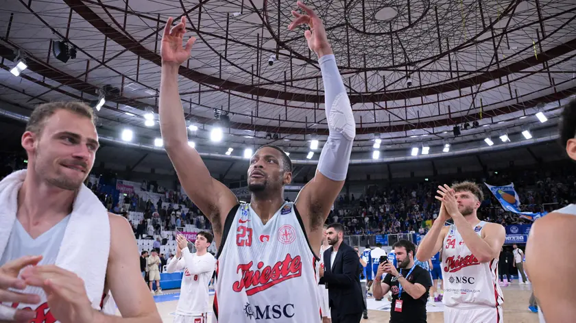 L'esultanza dopo la vittoria in gara 2 contro Brescia (Ciamillo / Lasorte)