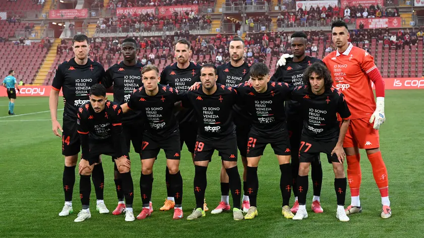 L'undici della Triestina prima del play-out di ritorno contro il Caldiero (Foto Lasorte)
