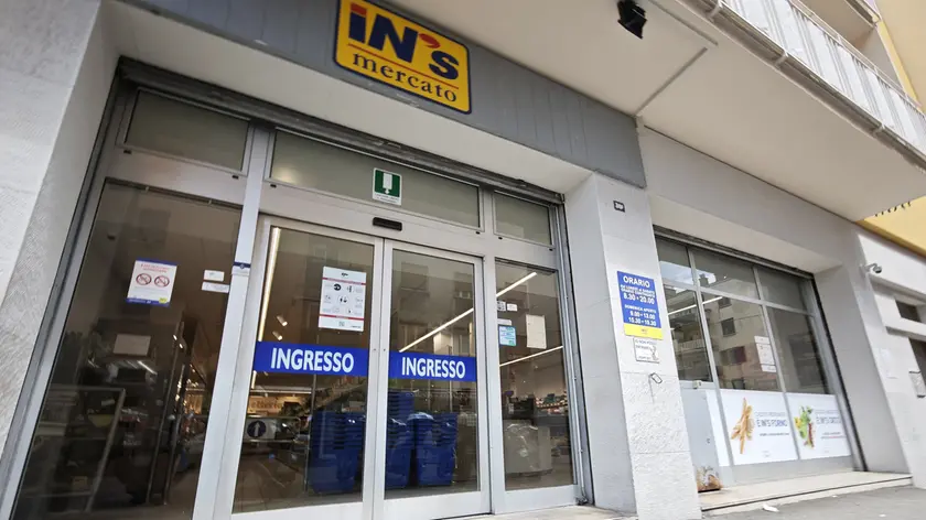 Il discount di via Zorutti dove è stata smascherata una truffa con furto che andava avanti da un anno foto Lasorte