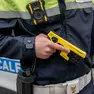 Agente della Polizia locale con in mano il taser (Bonaventura)