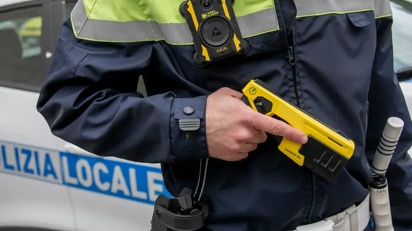 Agente della Polizia locale con in mano il taser (Bonaventura)