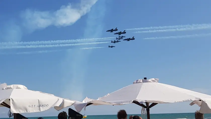 Le Frecce Tricolori in volo sopra la spiaggia di Grado