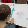Un bambino impegnato a disegnare un fumetto