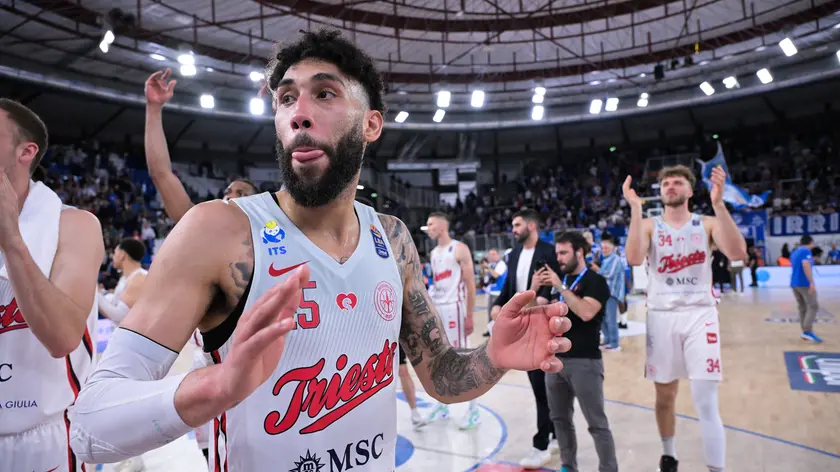 Valentine festeggia con la squadra dopo il successo di gara-2 (Foto Ciamillo/Lasorte)