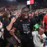 La gioia di Correia, circondato dai tifosi sul prato del Rocco, dopo aver conquistato la salvezza nel play-out con il Caldiero (Foto Andrea Lasorte)
