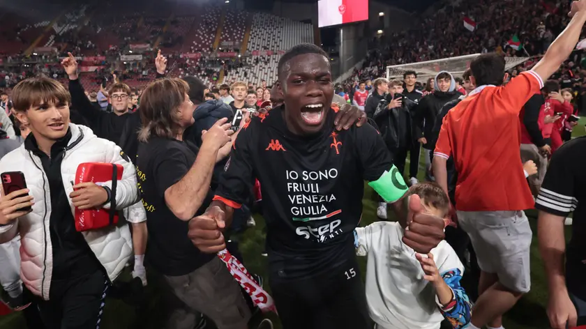 La gioia di Correia, circondato dai tifosi sul prato del Rocco, dopo aver conquistato la salvezza nel play-out con il Caldiero (Foto Andrea Lasorte)