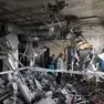 L'ospedale Nasser a Khan Yunis nella Striscia di Gaza meridionale, dopo un attacco di Israele