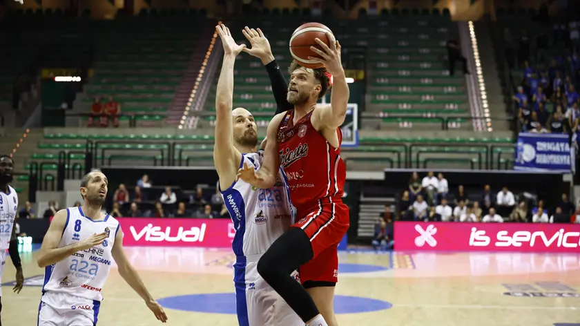 Un'azione del match a Treviso (Lasorte)