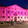Gorizia e il Collio vestiti con il colore del Giro d’Italia. Il Municipio illuminato per celebrare il Giro d’Italia