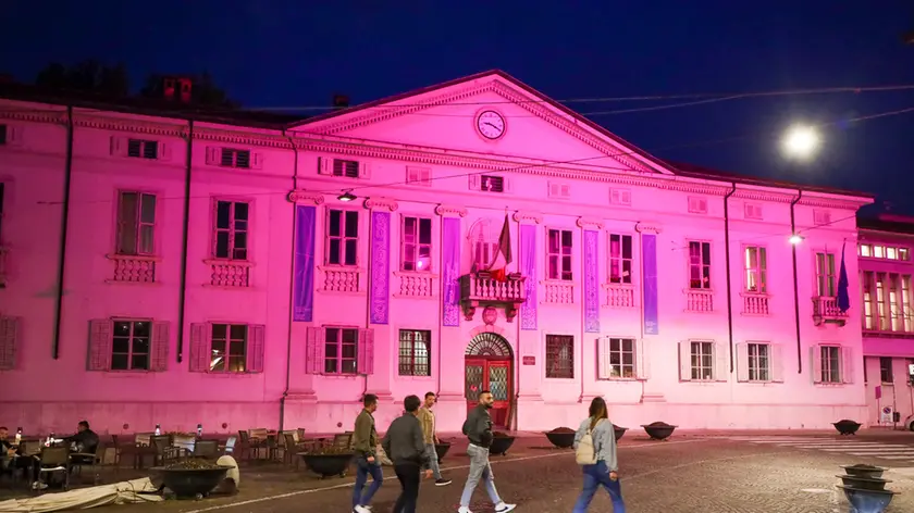 Gorizia e il Collio vestiti con il colore del Giro d’Italia. Il Municipio illuminato per celebrare il Giro d’Italia