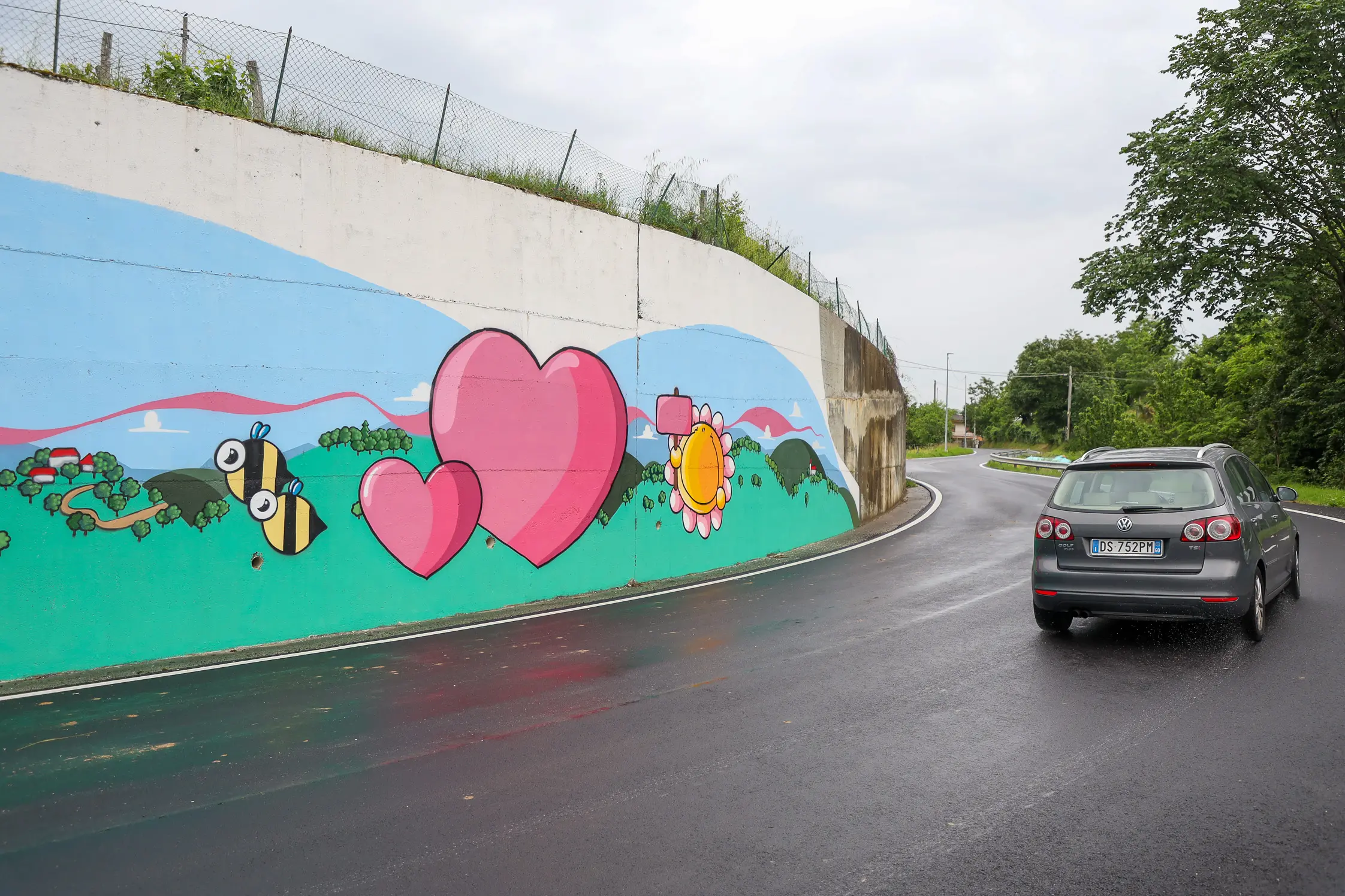 Gorizia e il Collio vestiti con il colore del Giro d’Italiia. Il ponte di Piuma. Foto Tibaldi e Confcommercio