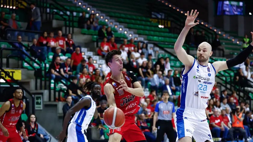 Michele Ruzzier contro Bilan nella partita di Treviso. Foto Ciamillo/Lasorte
