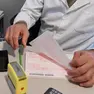 Un medico di base compila una ricetta. Foto Ansa