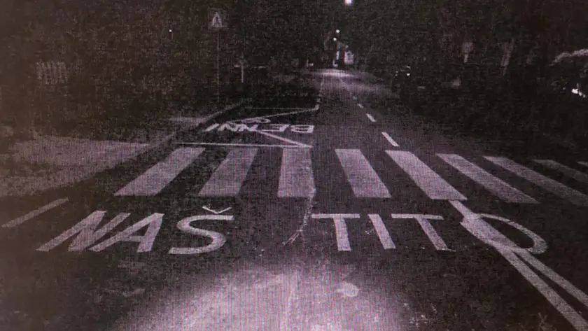 La scritta “Naš Tito” da un fotogramma delle telecamere del Comune