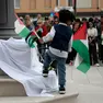 Un momento del presidio sabato in piazza, tra le bandierine. Foto Bonaventura