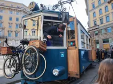 In piazza Dalmazia la vettura 2 con le biciclette (foto Andrea Lasorte)