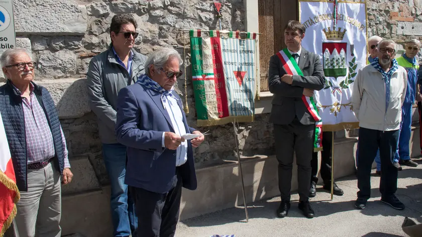 La cerimonia in occasione della posa delle cinque nuove pietre d’inciampo. Foto Bonaventura
