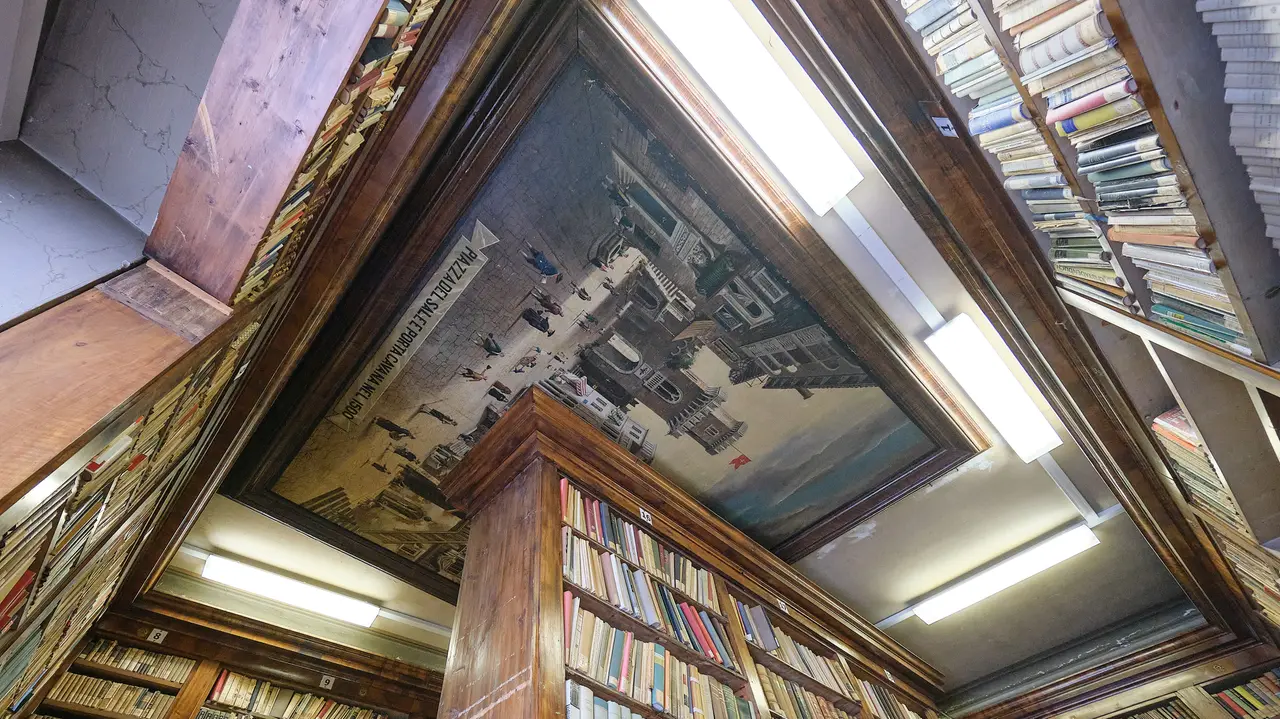 I pregiati interni del secondo piano, tra affreschi e volumi che testimoniano la storia della città, si scontrano con le condizioni del primo piano e di quelli superiori, accantierati per l’avvio dei lavori. Fotoservizio Massimo Silvano
