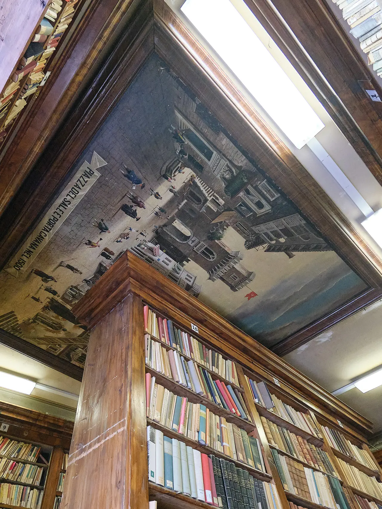 I pregiati interni del secondo piano, tra affreschi e volumi che testimoniano la storia della città, si scontrano con le condizioni del primo piano e di quelli superiori, accantierati per l’avvio dei lavori. Fotoservizio Massimo Silvano