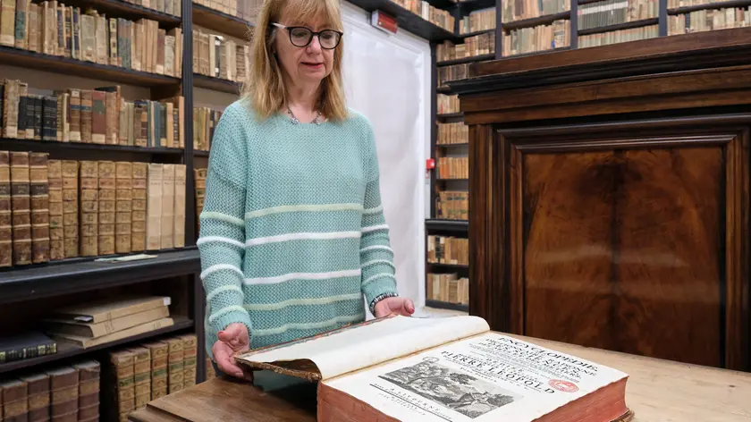 Gabriella Norio responsabile della Biblioteca Hortis ci conduce al secondo piano di Palazzo Biserini. Fotoservizio Silvano