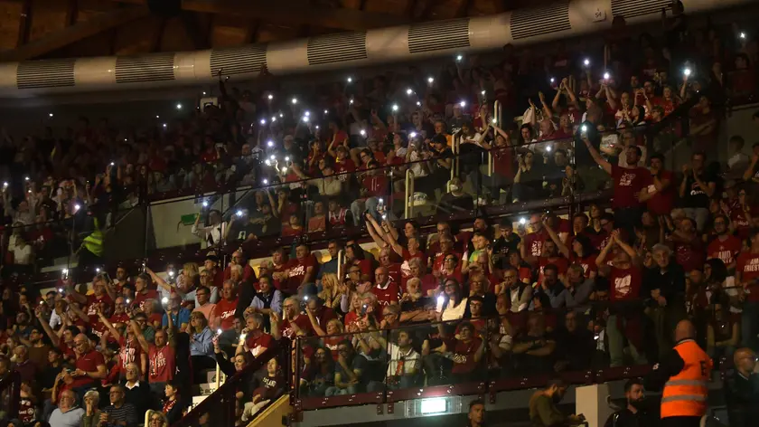 I tifosi triestini "illuminano" il PalaRubini con le torce dei loro cellulari durante il black-out (Foto Bruni)