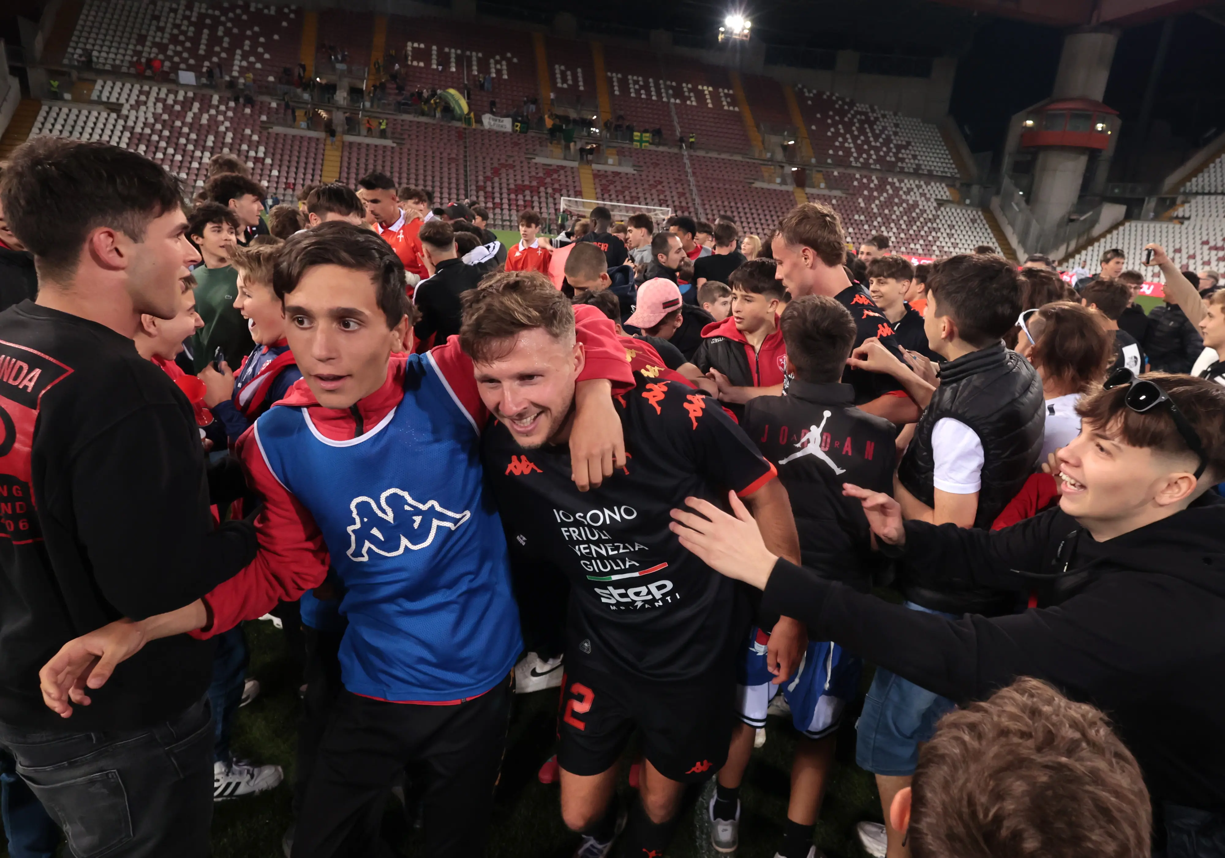 I giocatori della Triestina festeggiano la salvezza (Foto Lasorte)