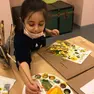Dafne Viola alle prese con i colori per realizzare il suo segnalibro