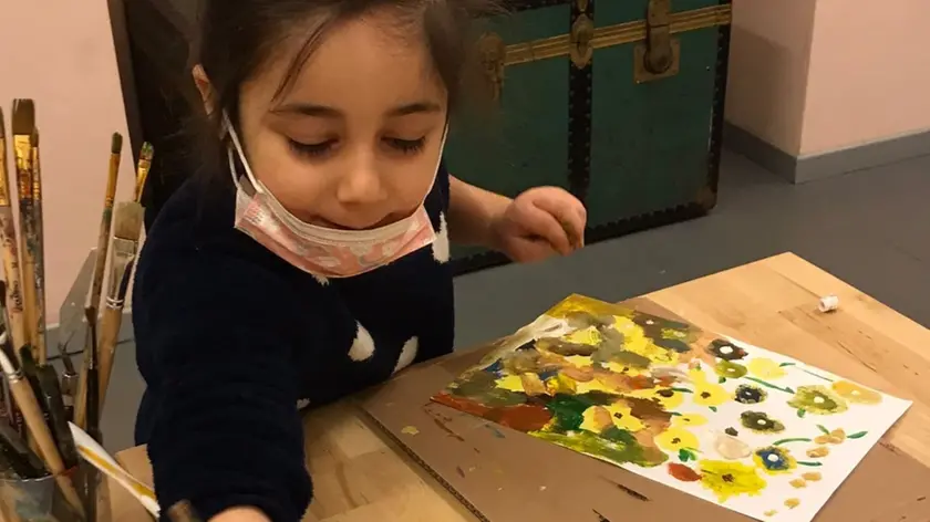 Dafne Viola alle prese con i colori per realizzare il suo segnalibro