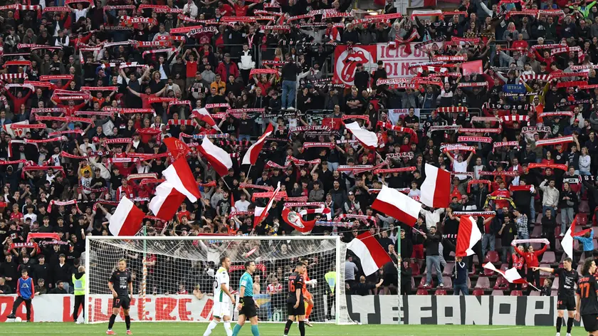 La sciarpata della Curva Sud del Rocco durante il play-out di ritorno col Caldiero (Foto Lasorte)