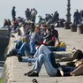 Giovani sul molo Audace a Trieste