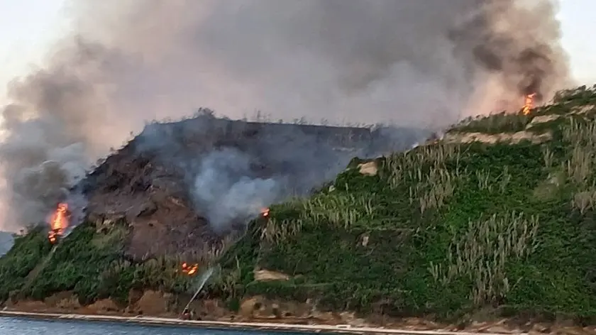 Le fiamme sull’isola di Sansego