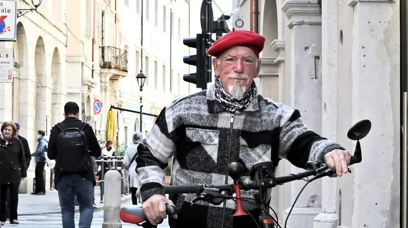 Sebastiano Visintin fotografato a Trieste in uno scatto d’archivio