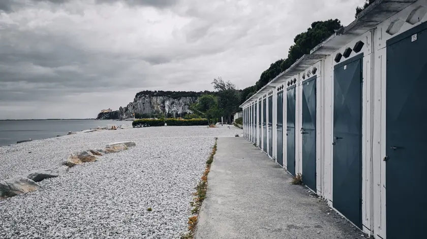 Le cabine e la spiaggia vuota (Lasorte)