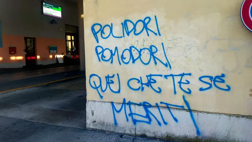 Una delle tante scritte apparse a Muggia contro Polidori