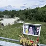 Sul cavalcavia del ponte romano un'immagine che ricorda i tre giovani morti nella tragedia del Natisone