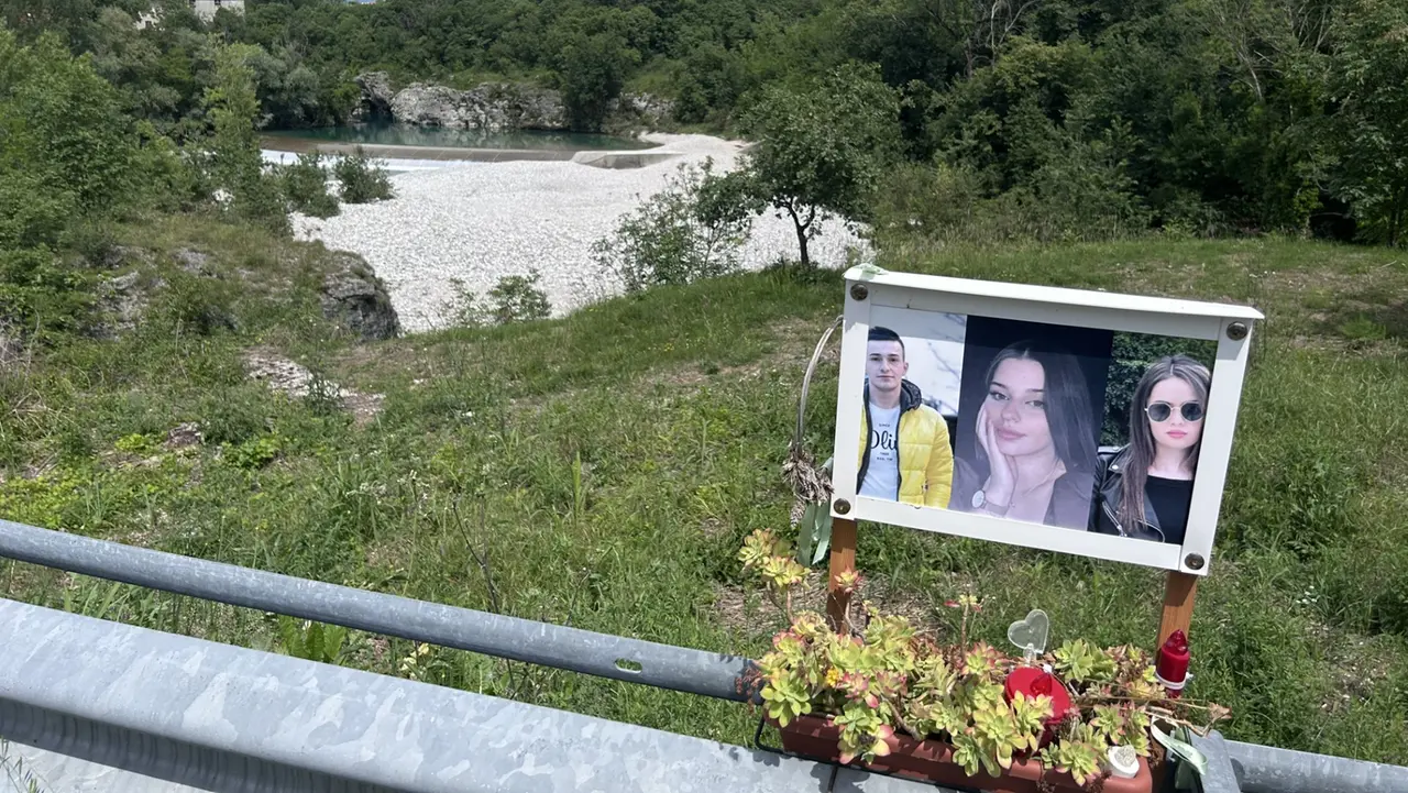 Sul cavalcavia del ponte romano un'immagine che ricorda i tre giovani morti nella tragedia del Natisone