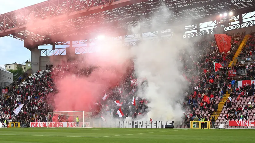 La Curva Furlan gremita di tifosi durante la gara di ritorno del playout con il Caldiero (Lasorte)