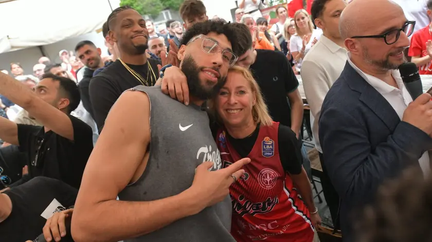 Denzel Valentine insieme a una tifosa della Pallacanestro Trieste (Bruni)
