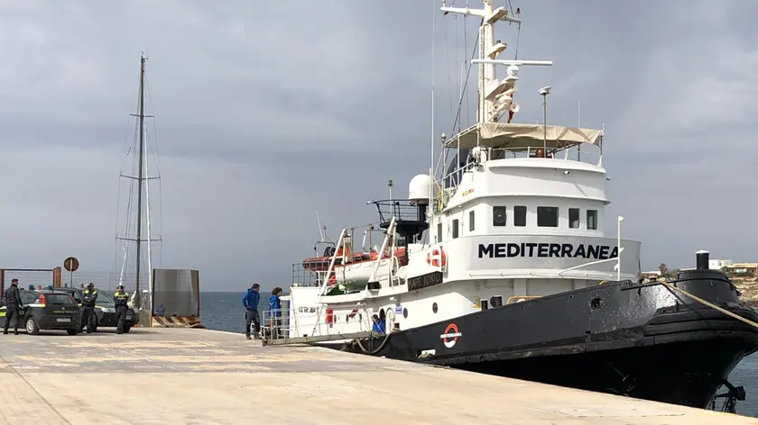 La nave mare Jonio attraccata alla banchina commerciale
