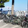 La postazione per le bicilcette a Grado