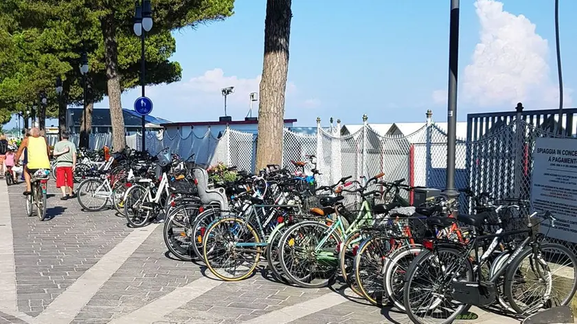 La postazione per le bicilcette a Grado