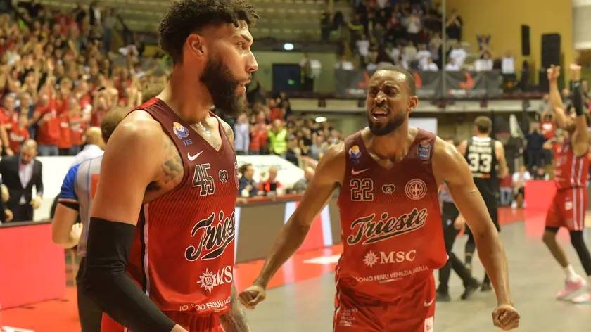 Denzel Valentine e Markel Brown tra i migliori giocatori della stagione biancorossa foto Bruni
