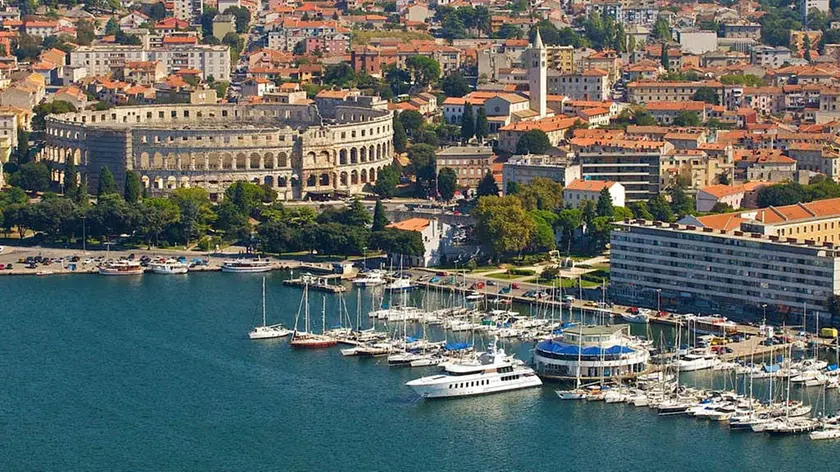 Un'immagine di Pola vista dal mare