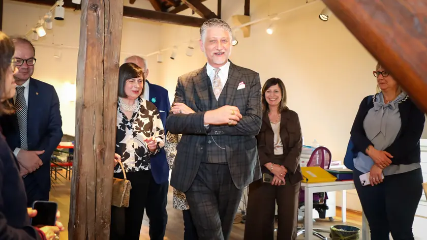 Il ministro Alessandro Giuli durante la visita a palazzo Attems (Tibaldi)