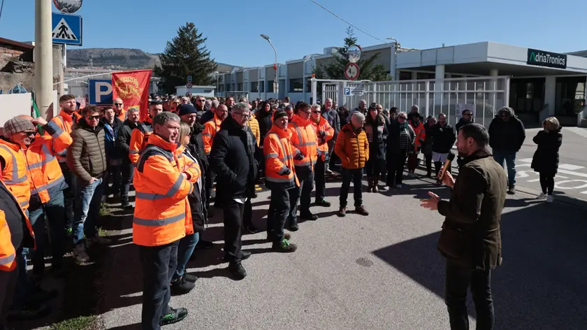 Una manifestazione dei lavoratori ex Flex, ora AdriaTronics (Lasorte)
