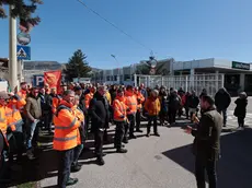 Una manifestazione dei lavoratori ex Flex, ora AdriaTronics (Lasorte)