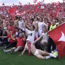 La festa dopo la promozione in serie B nel 2002 (foto Lasorte)