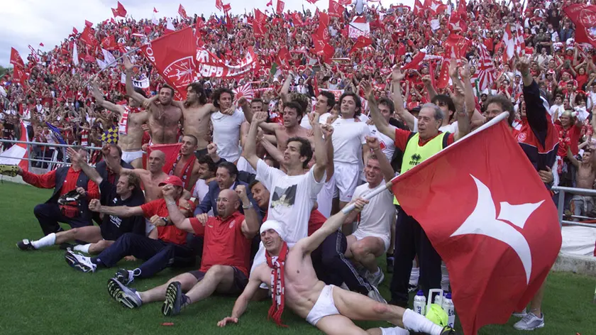 La festa dopo la promozione in serie B nel 2002 (foto Lasorte)
