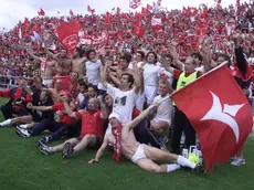La festa dopo la promozione in serie B nel 2002 (foto Lasorte)