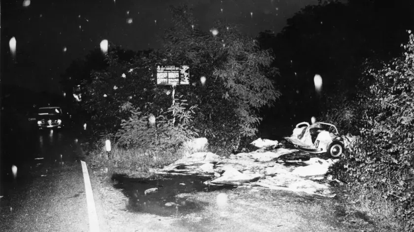 La carcassa della 500 in una foto pubblicata sul Piccolo nel 1972